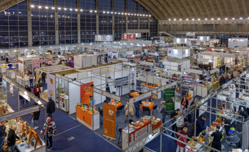 Molti stand di un evento