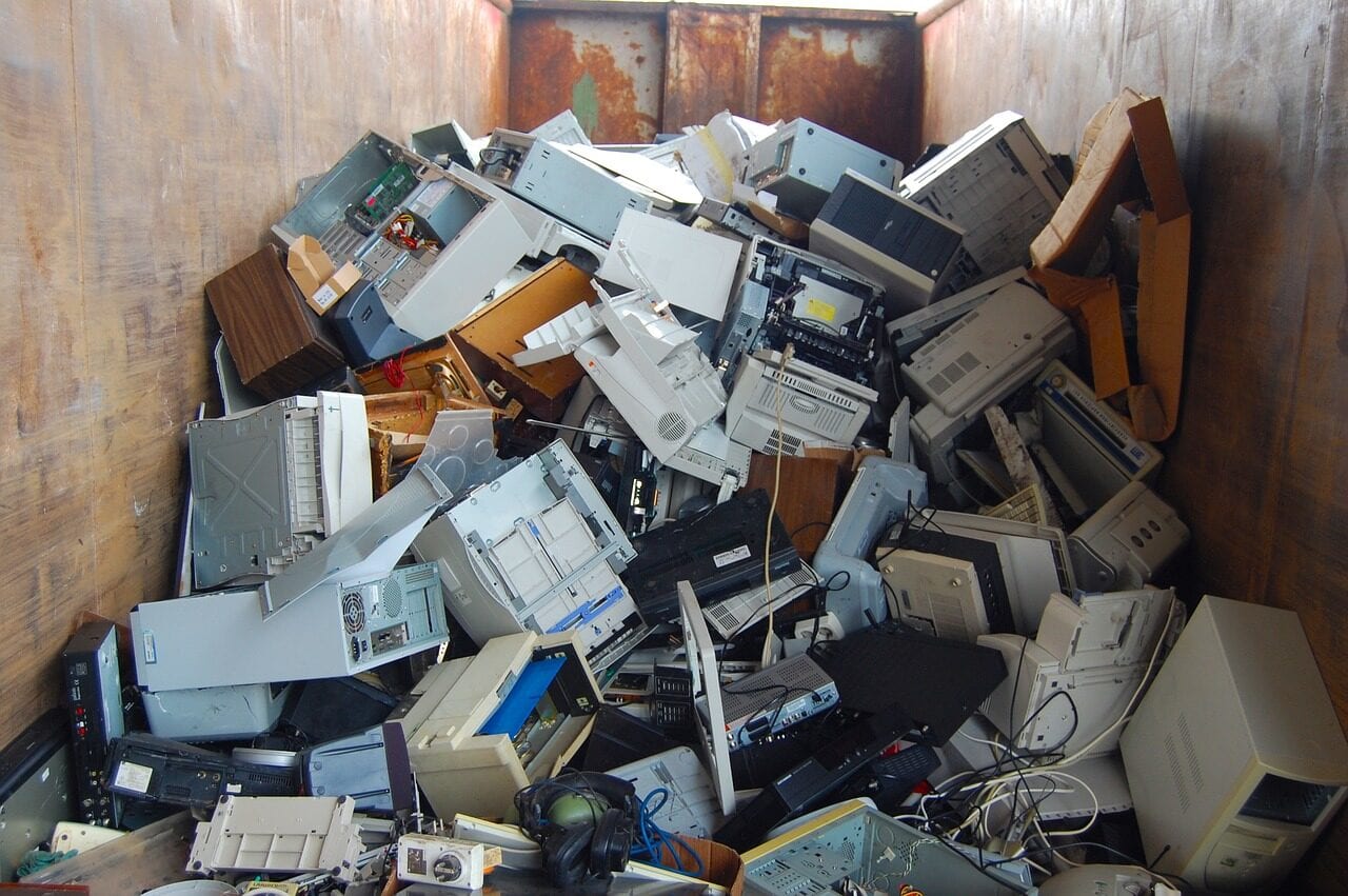 Pila di rifiuti plastici e non all'interno di un corridoio